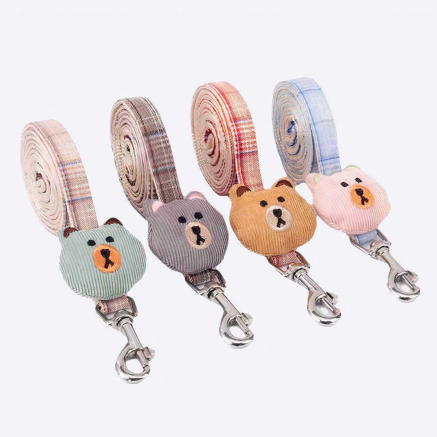 Ensemble de harnais et laisse pour chien Laisse pour petit chien de couleur clair. Rouge, rose, bleu, brun avec une tête de petit ourd qui niveau de l'attache.