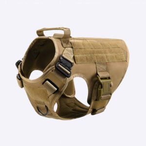 Harnais tactique pour chien. C'est un harnais brun. Il a des attaches en clips pour facilité l'enfilage. Il y a une poignée sur le haut du harnais pour attraper le chien ainsi qu'une attache pour la laisse en haut et en bas du harnais.