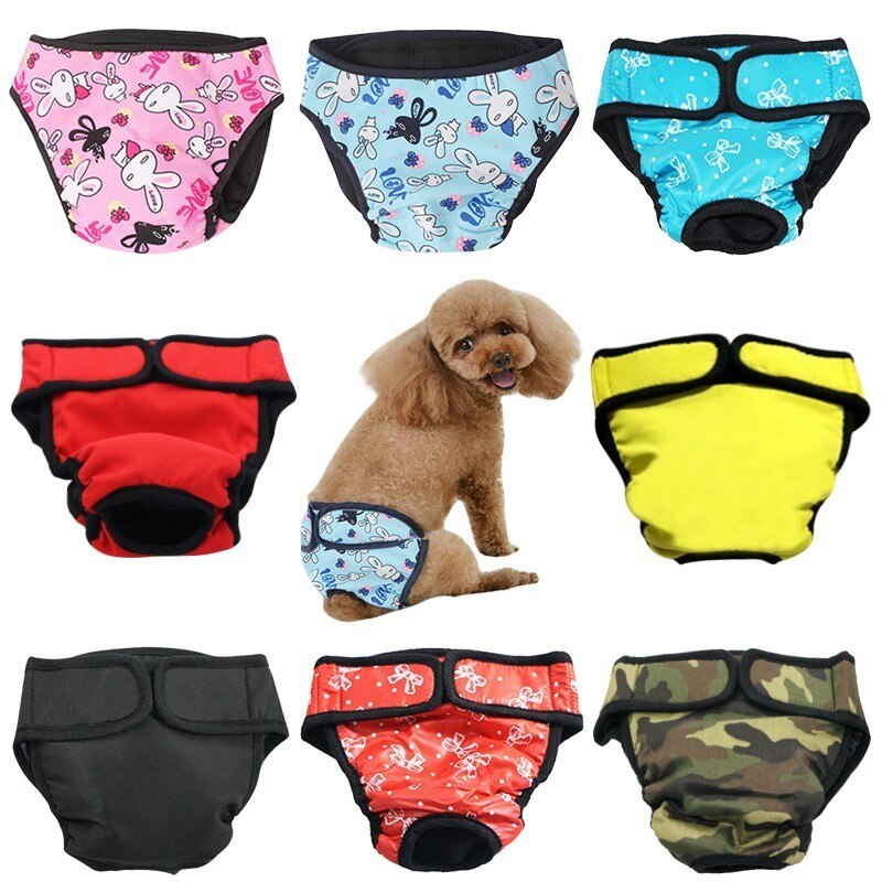Couche culotte lavable pour chien. Elles sont en plusieurs coloris, rouge, jaune, bleu, noir, avev des motifs, sans motifs. La culotte lavable se ferme grâce à un scratch. Il y a un trou au niveau de la queue pour plus de confort.