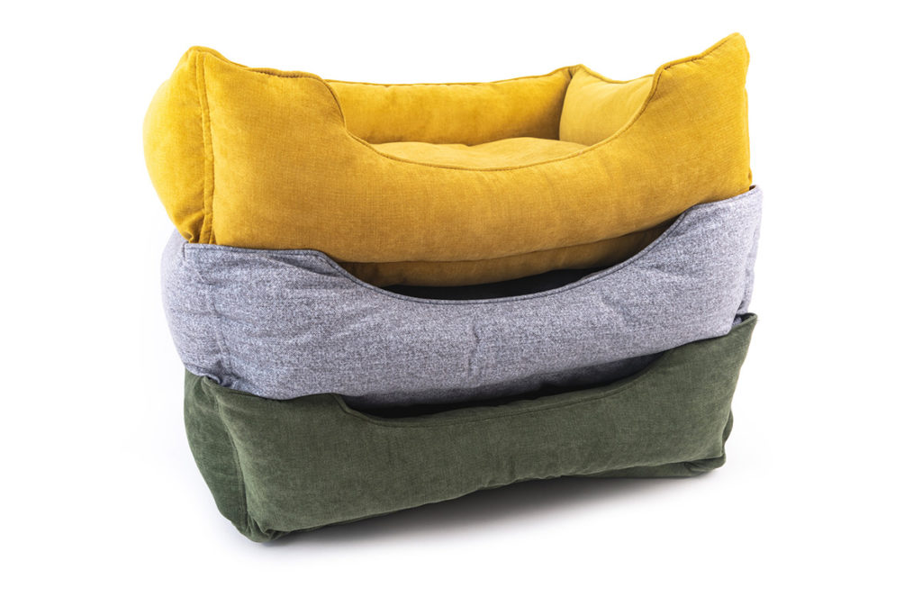 3 paniers pour chien empilés les uns sur les autres. Il y a un panier jaune, un gris et un vert