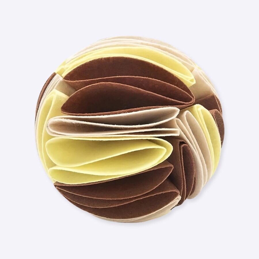 Une balle en tissu reniflante jaune et marron.