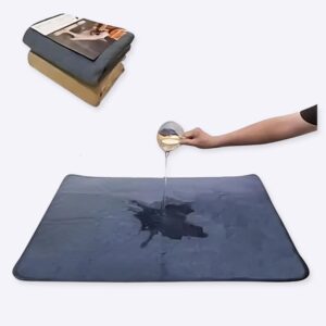 Tapis de propreté gris sur lequel une main verse un liquide, et deux modèles , l'un gris et l'autre beige sont plié et emballé dans le coin gauche supérieur de l'image