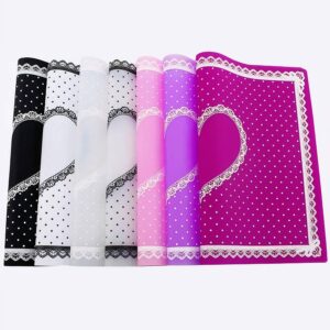 Tapis de gamelle avec coeur imperméable en Silicone pour chien à moitié pliés, plusieurs couleurs différentes le noir, le blanc le transparent, le blanc à nouveau, le rose clair, le violet et le rose foncé et il sont les uns sur les autres