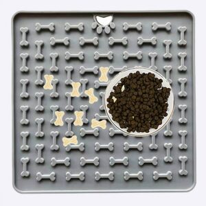 Tapis de léchage pour chien gris avec motif en relief d'os et de la nourriture posé dessus