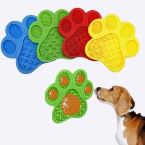 Tapis de léchage pour chiens Tapis de léchage chien avec de la nourriture dedans et installé à l'horizontal avec un chien marron et blanc devant sur le point de lécher, et le pannel des 4 modèles de couleurs différentes au dessus : bleu, vert, rouge, jaune