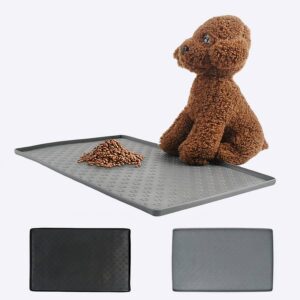 Tapis de nourriturepour chien gris sur le quel sont posées des croquettes et devant lequel est assis un nounours chien marron, en dessous on voit les deux modèles posé à plat côte à côte , un noir et un gris