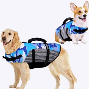 Deux chiens avec des gilets de sauvetage camouflage bleu, sur fond blanc.