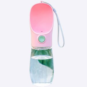 Une gourde pour chien rose et transparente avec un cordon gris sur fond blanc.