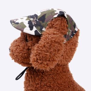 Un chien de profil en peluche marron avec une casquette militaire sur la tête, sur fond blanc.