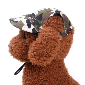 Un chien de profil en peluche marron avec une casquette militaire sur la tête, sur fond blanc.