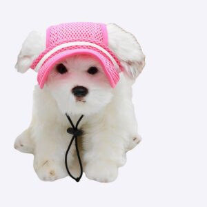 Un chien blanc assis avec une casquette rose. Sur la droite toutes les variantes couleurs de la casuqtte, rouge, verte, orange et bleue.