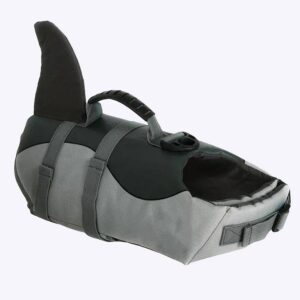 gilet de sauvetage gris pour chien avec sangles, une anse sur le dessus et un aileron de requin à l'arrière, il est présenté sur fond blanc