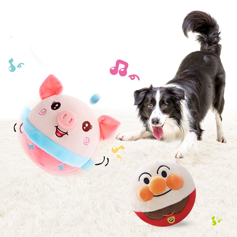 Chien qui joue avec 2 balles en forme de peluche cochon et l'autre en forme d'oiseau avec des notes de musique autour