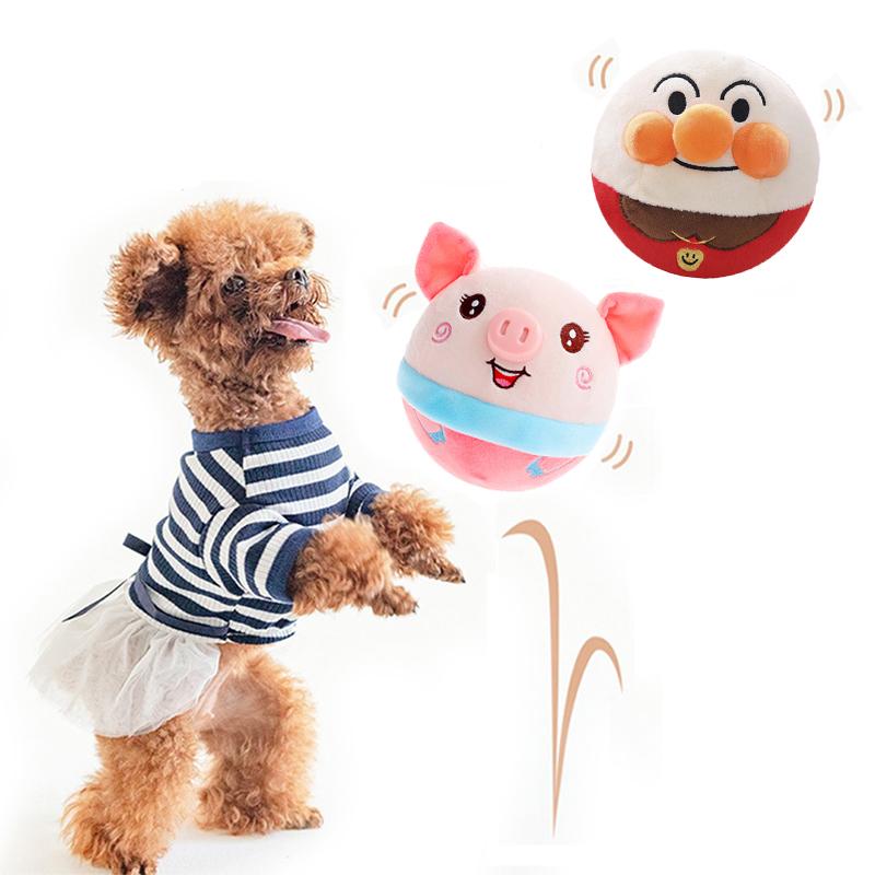 Chien debout déguisé avec un tutu et tee-shirt rayé et 2 balles qui rebondissent, une balle cochon rose et une balle oiseau avec des images sur le côté pour préciser que le jouet se recharge en USB, qu'il fait de la musique et qu'il parle