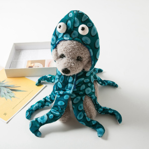 chien vêtu d'un déguisement de pieuvre bleu avec capuche