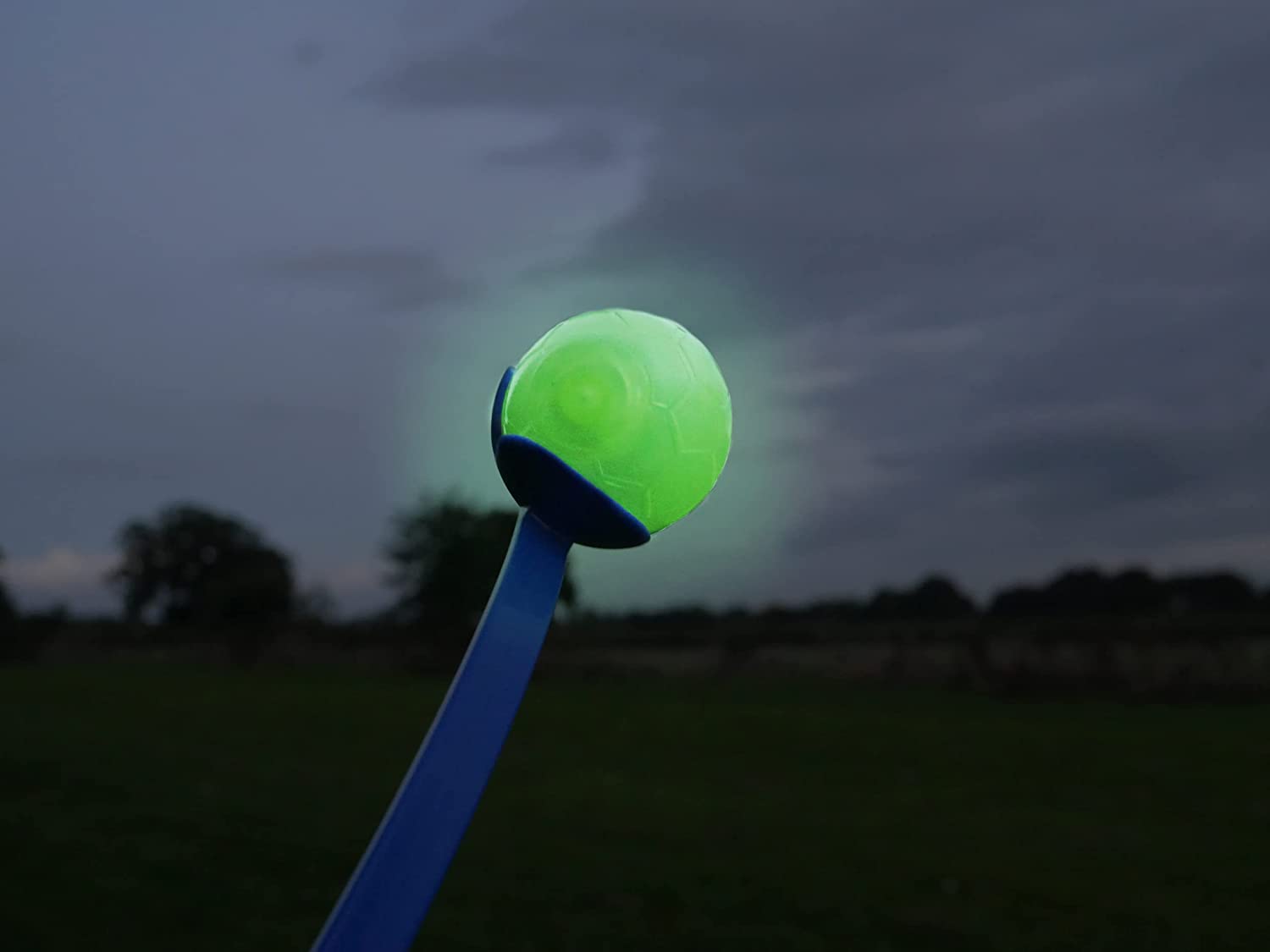 Balle brillante dans le noir se recharge à la lumière du jour