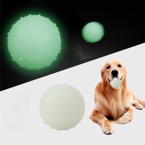 En haut sur fond noir, 2 balles brillantes de différentes tailles, une S et une M, et en bas sur fond blanc une balle blanche avec un chien beige