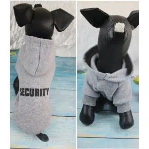 Une peluche de chien portant un sweat à capuche gris avec une inscription Security marquée en noir sur le dos.