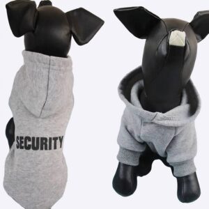 Une peluche de chien portant un sweat à capuche gris avec une inscription Security marquée en noir sur le dos.